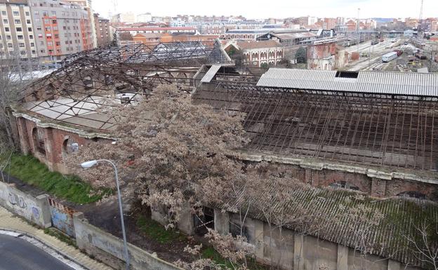 El depósito, tras la retirada de las uralitas de las cubiertas en enero de 2015. 