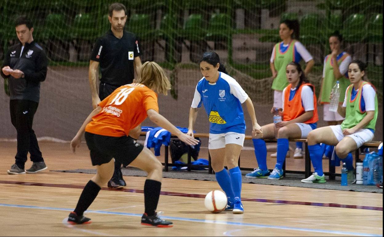 Laura Llorente encara a una rival durante el partido ante el San Fernando.