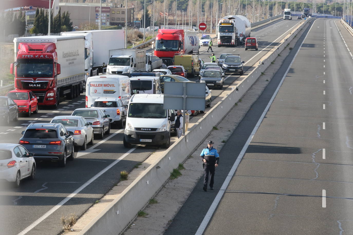 Una torreta ha derribado cables de alta tensión a la altura de la calle Oro, en el Polígono de San Cristóbal de Valladolid y la intervención policial consecuente ha provocado esta mañana cortes y retenciones