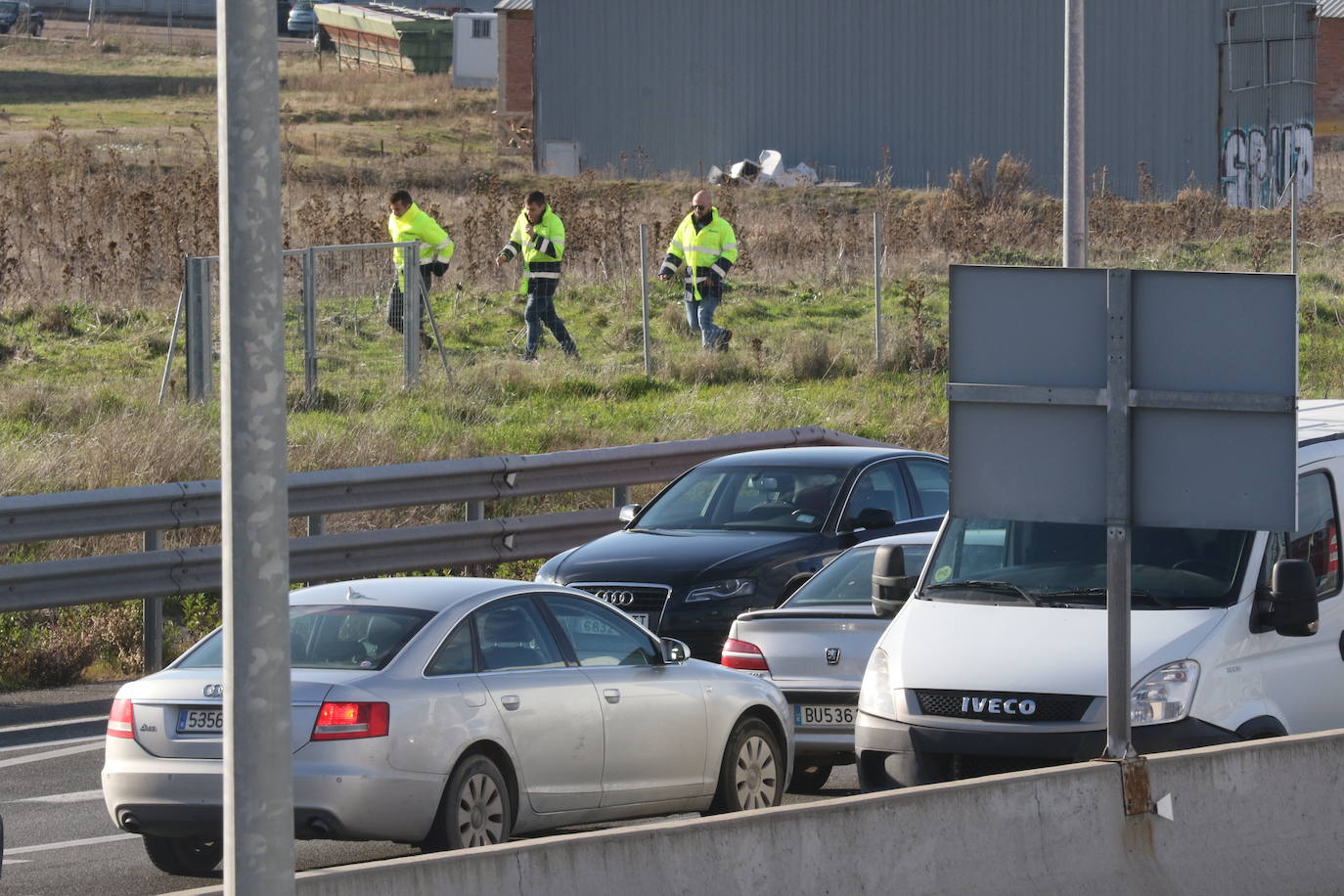 Una torreta ha derribado cables de alta tensión a la altura de la calle Oro, en el Polígono de San Cristóbal de Valladolid y la intervención policial consecuente ha provocado esta mañana cortes y retenciones