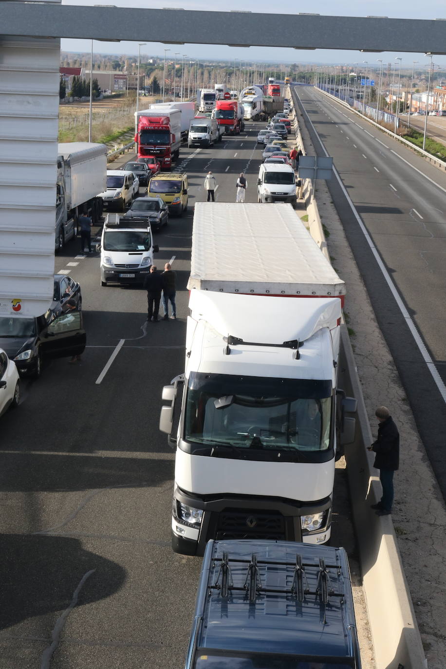 Una torreta ha derribado cables de alta tensión a la altura de la calle Oro, en el Polígono de San Cristóbal de Valladolid y la intervención policial consecuente ha provocado esta mañana cortes y retenciones