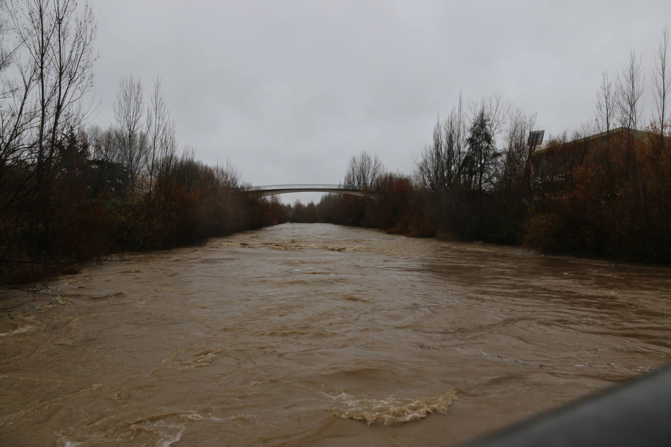 Fotos: El rio Bernesga, a punto de desbordarse a su paso por la capital leonesa