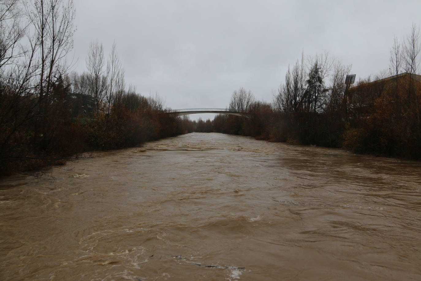 Fotos: El rio Bernesga, a punto de desbordarse a su paso por la capital leonesa