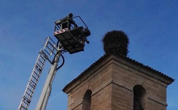 Retirada del nido de cigüeña de la iglesia de Villanueva de los Infantes el viernes por la mañana.