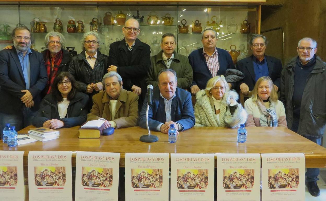 Poetas participantes en el encuentro junto al alcalde Miguel Ángel Fernández. 