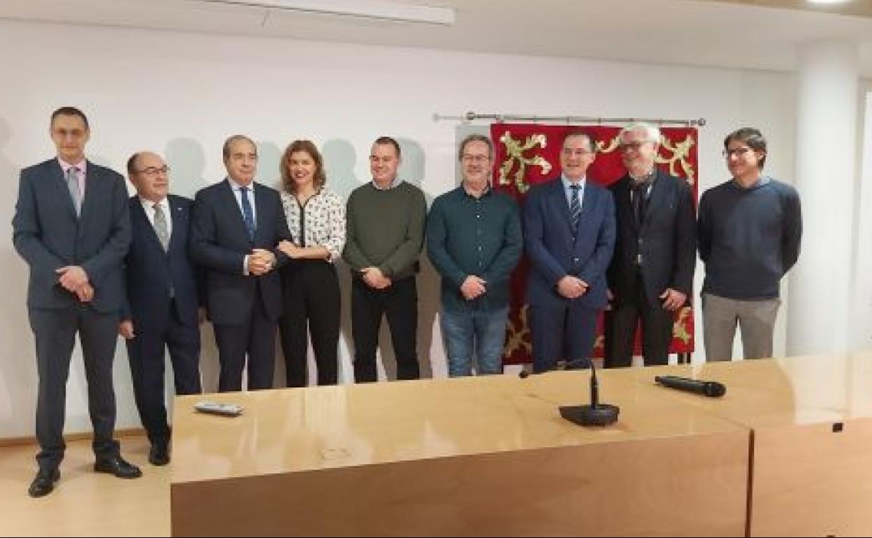 Representantes institucionales y de la asociación Zamora10 en la sede del Consejo Consultivo en Zamora. 