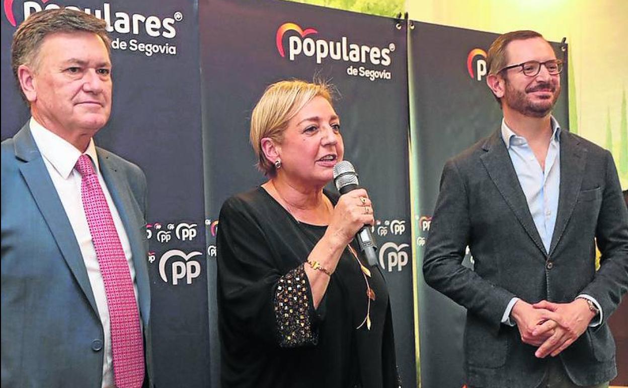 De izquierda a derecha, Francisco Vázquez, Paloma Sanz y Javier Maroto, durante su intervención antes del almuerzo. 