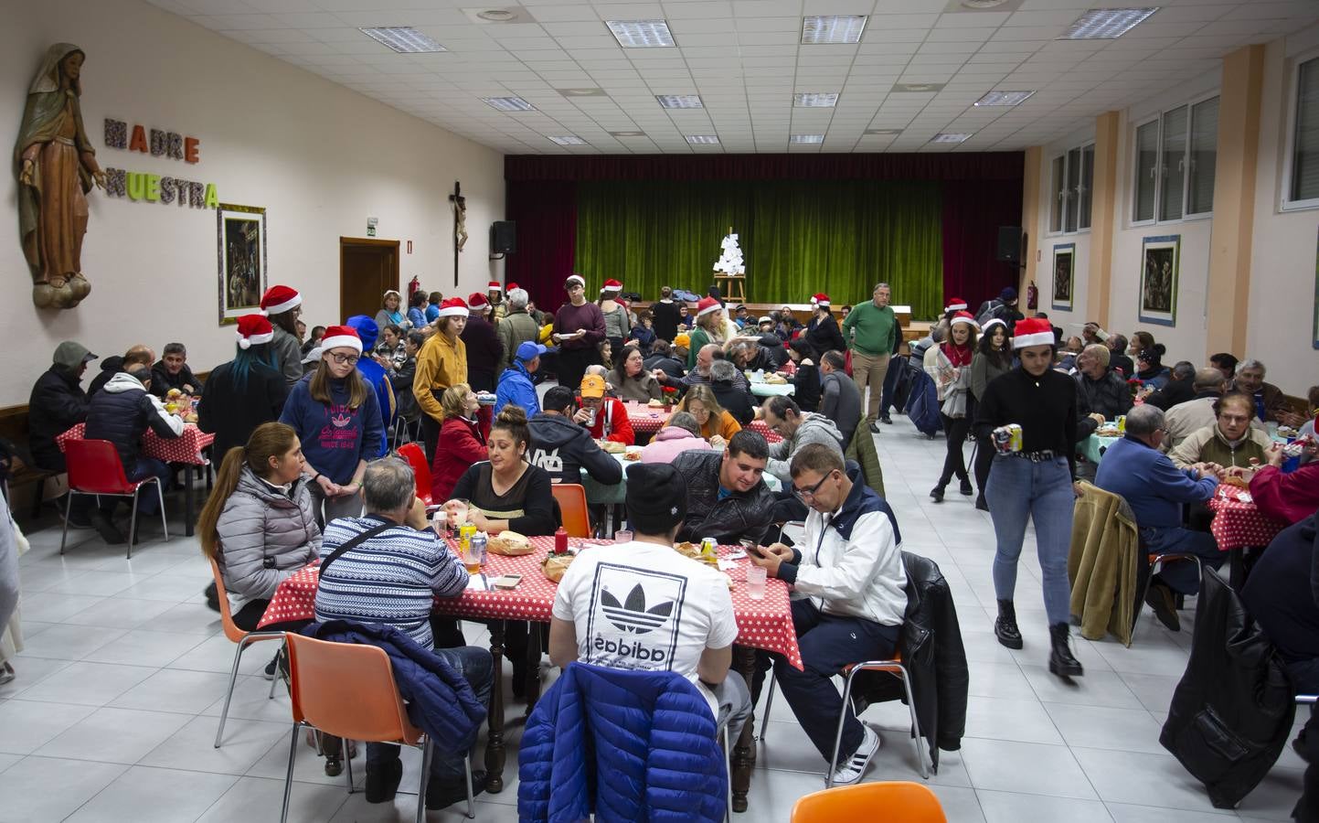 Un centenar de comensales participan en la cena organizada por la asociación estudiantil que desde hace casi tres lustros atiende las necesidades básicas de las personas sin hogar