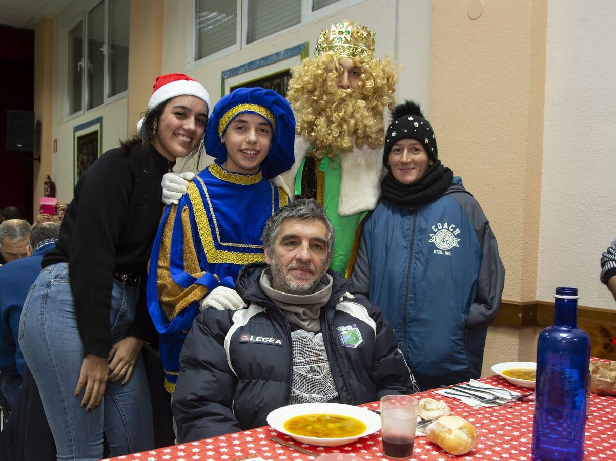 Un centenar de comensales participan en la cena organizada por la asociación estudiantil que desde hace casi tres lustros atiende las necesidades básicas de las personas sin hogar