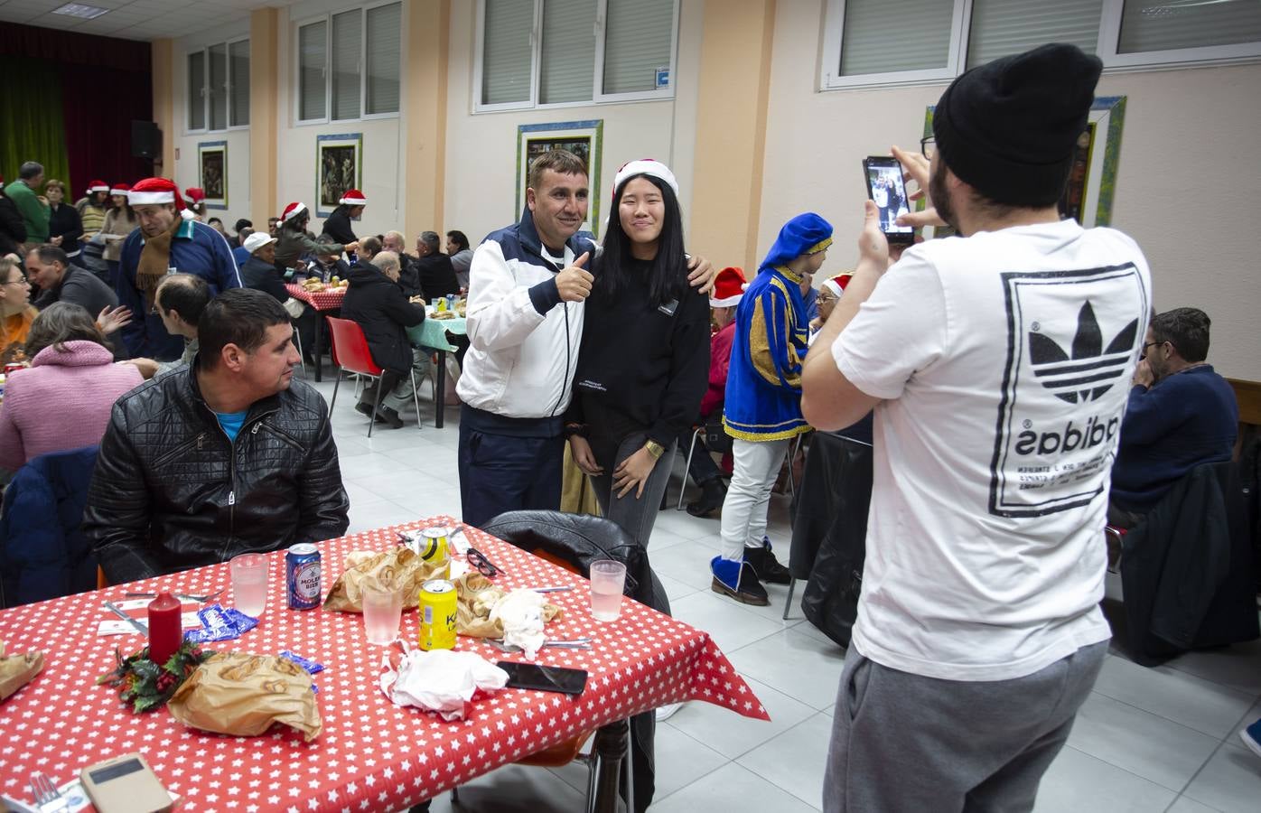 Un centenar de comensales participan en la cena organizada por la asociación estudiantil que desde hace casi tres lustros atiende las necesidades básicas de las personas sin hogar