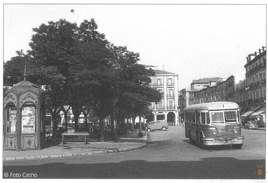 Un autobús circula por la Plaza Mayor en los años 60.