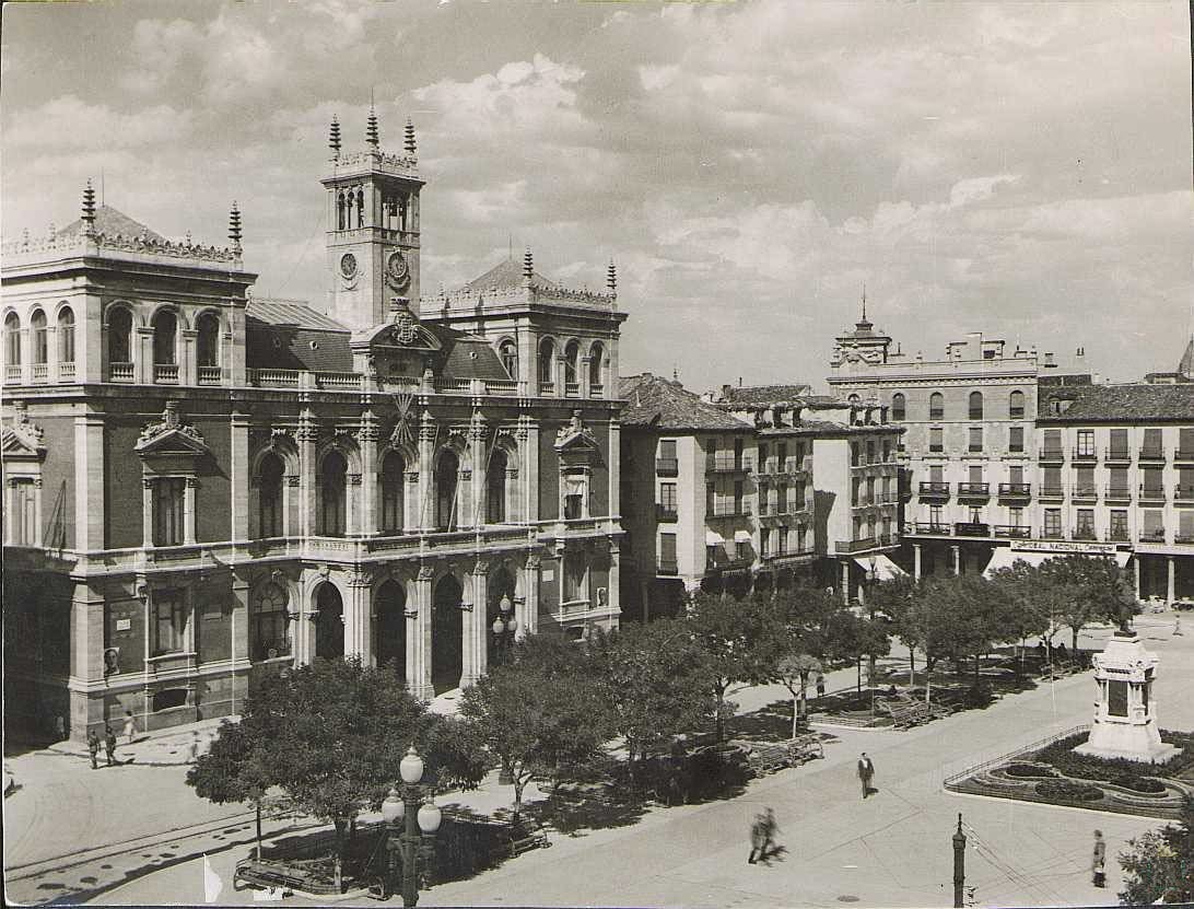 La Plaza Mayor antes de construirse el aparcamiento subterráneo en los años setenta.
