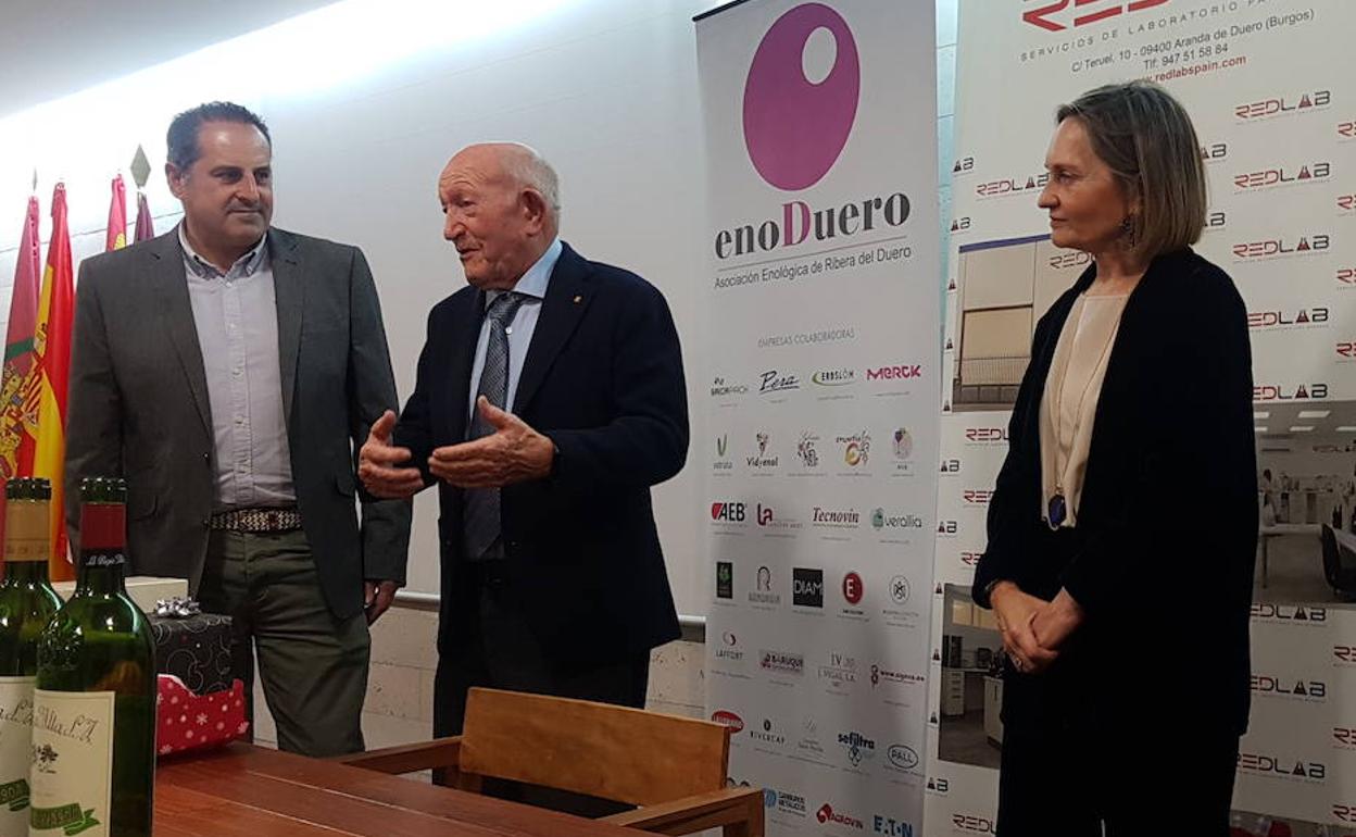 Alejandro Fernández, flanqueado por el presidente de Enduero, José Niño, y por su hija Eva.