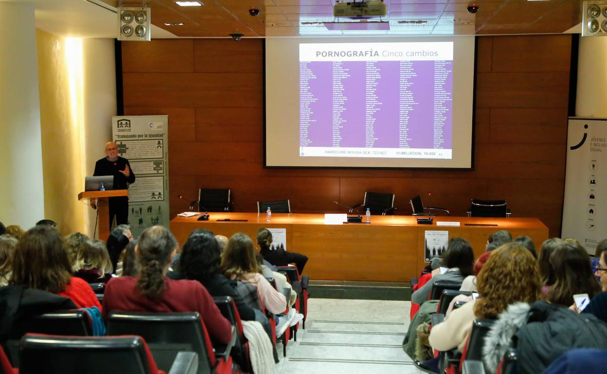 Lluis Ballester explica el estudio durante las jornadas.