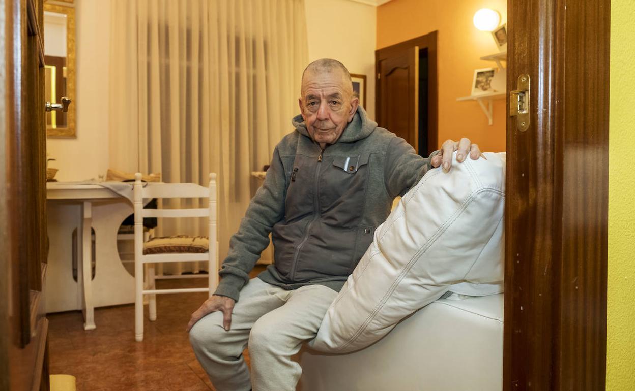 Luis Fernández Pérez, de 81 años, posa en el salón de su casa de Valladolid.