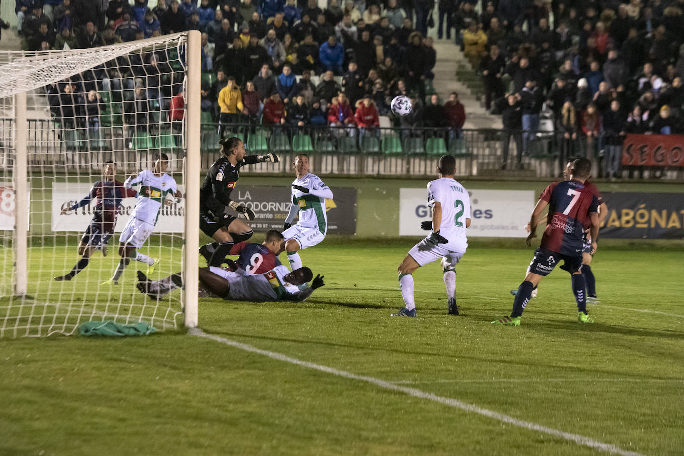 Jugadas del encuentro disputado frente al Elche en el municipal de La Albuera.