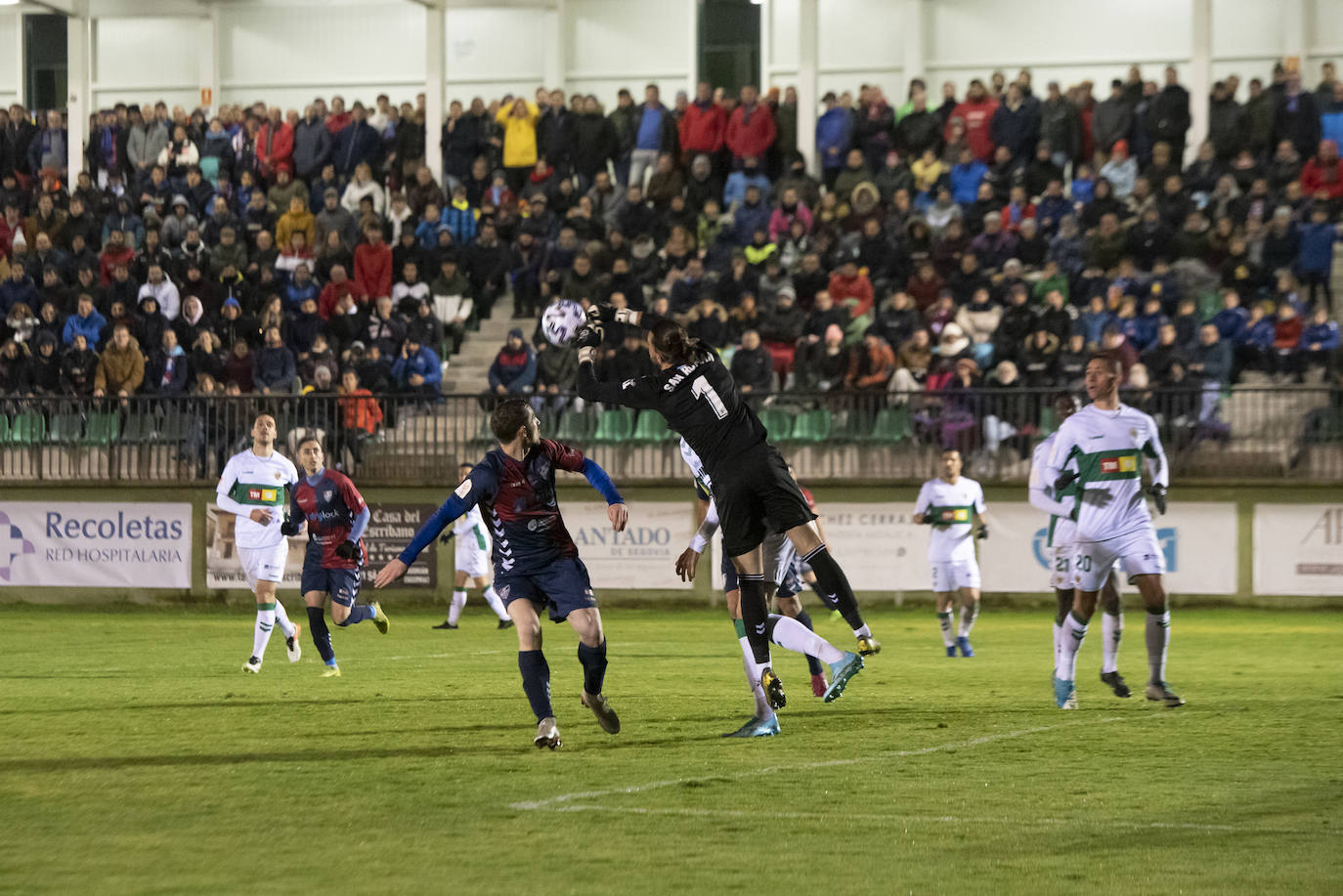 Jugadas del encuentro disputado frente al Elche en el municipal de La Albuera.