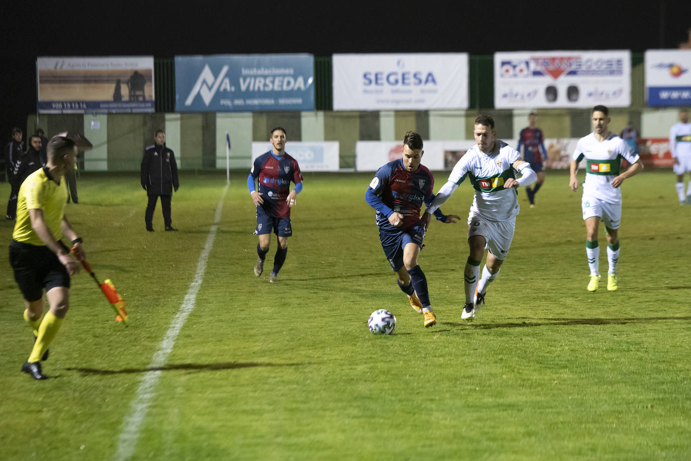 Jugadas del encuentro disputado frente al Elche en el municipal de La Albuera.