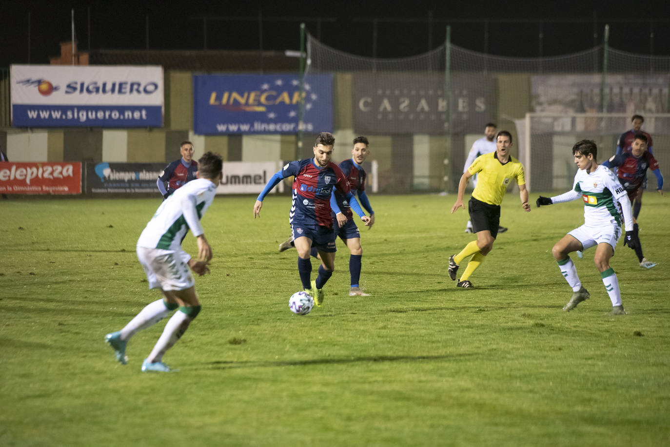 Jugadas del encuentro disputado frente al Elche en el municipal de La Albuera.