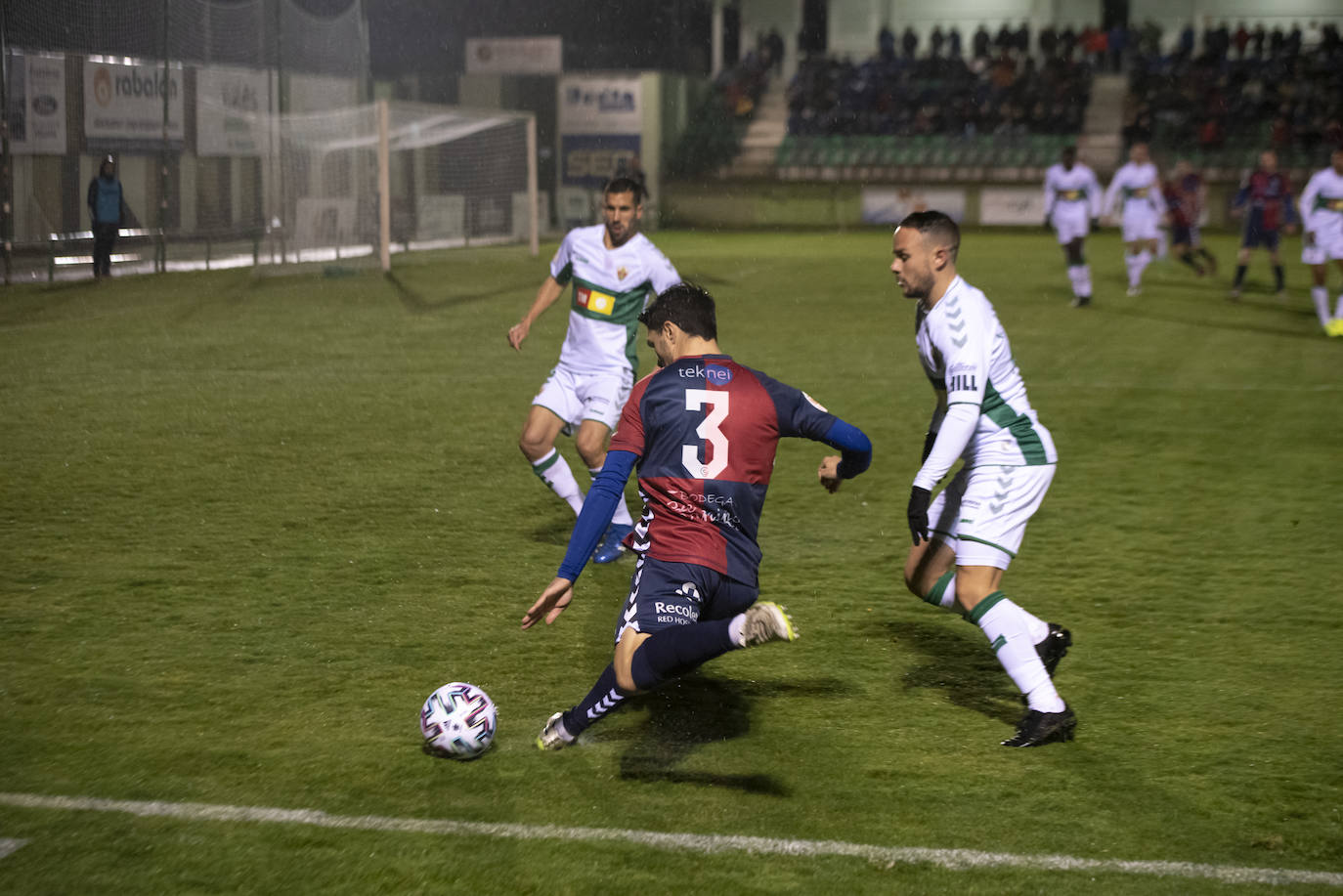 Jugadas del encuentro disputado frente al Elche en el municipal de La Albuera.