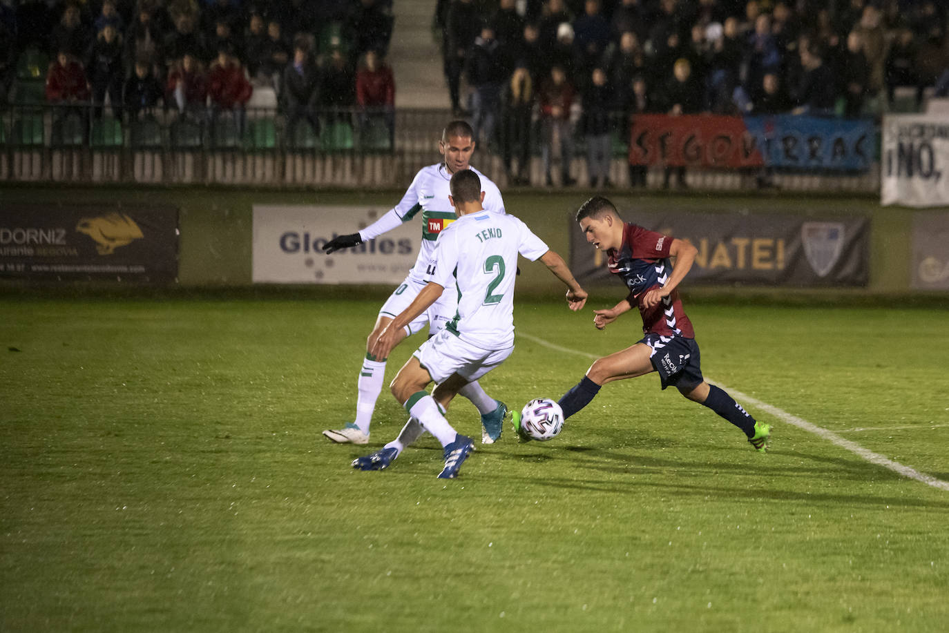 Jugadas del encuentro disputado frente al Elche en el municipal de La Albuera.