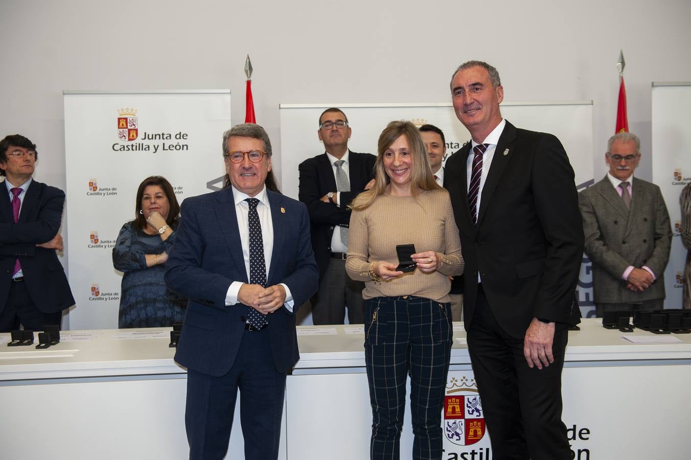 El delegado territorial, José Mazarías, ha trasladado el reconocimiento de la Junta de Castilla y León a 162 funcionarios y laborales que en 2019 culminan su carrera profesional al servicio de los ciudadanos y a los que reciben este año distinciones por años de servicio
