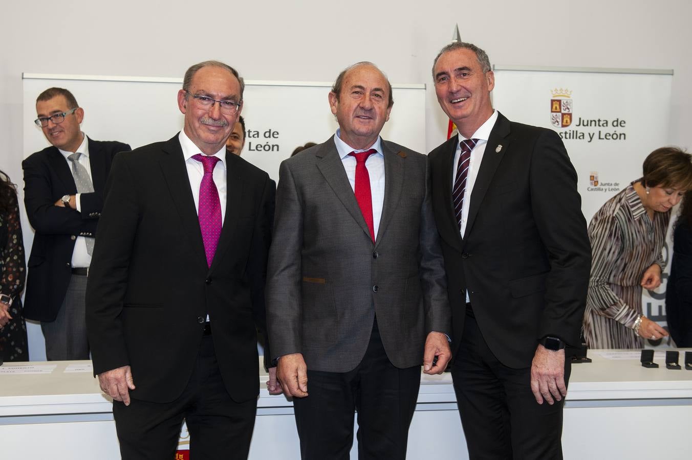 El delegado territorial, José Mazarías, ha trasladado el reconocimiento de la Junta de Castilla y León a 162 funcionarios y laborales que en 2019 culminan su carrera profesional al servicio de los ciudadanos y a los que reciben este año distinciones por años de servicio