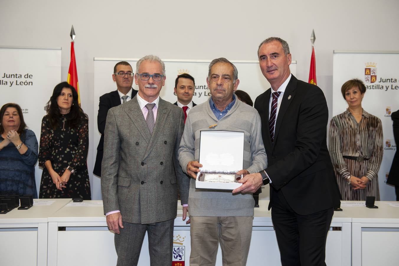 El delegado territorial, José Mazarías, ha trasladado el reconocimiento de la Junta de Castilla y León a 162 funcionarios y laborales que en 2019 culminan su carrera profesional al servicio de los ciudadanos y a los que reciben este año distinciones por años de servicio