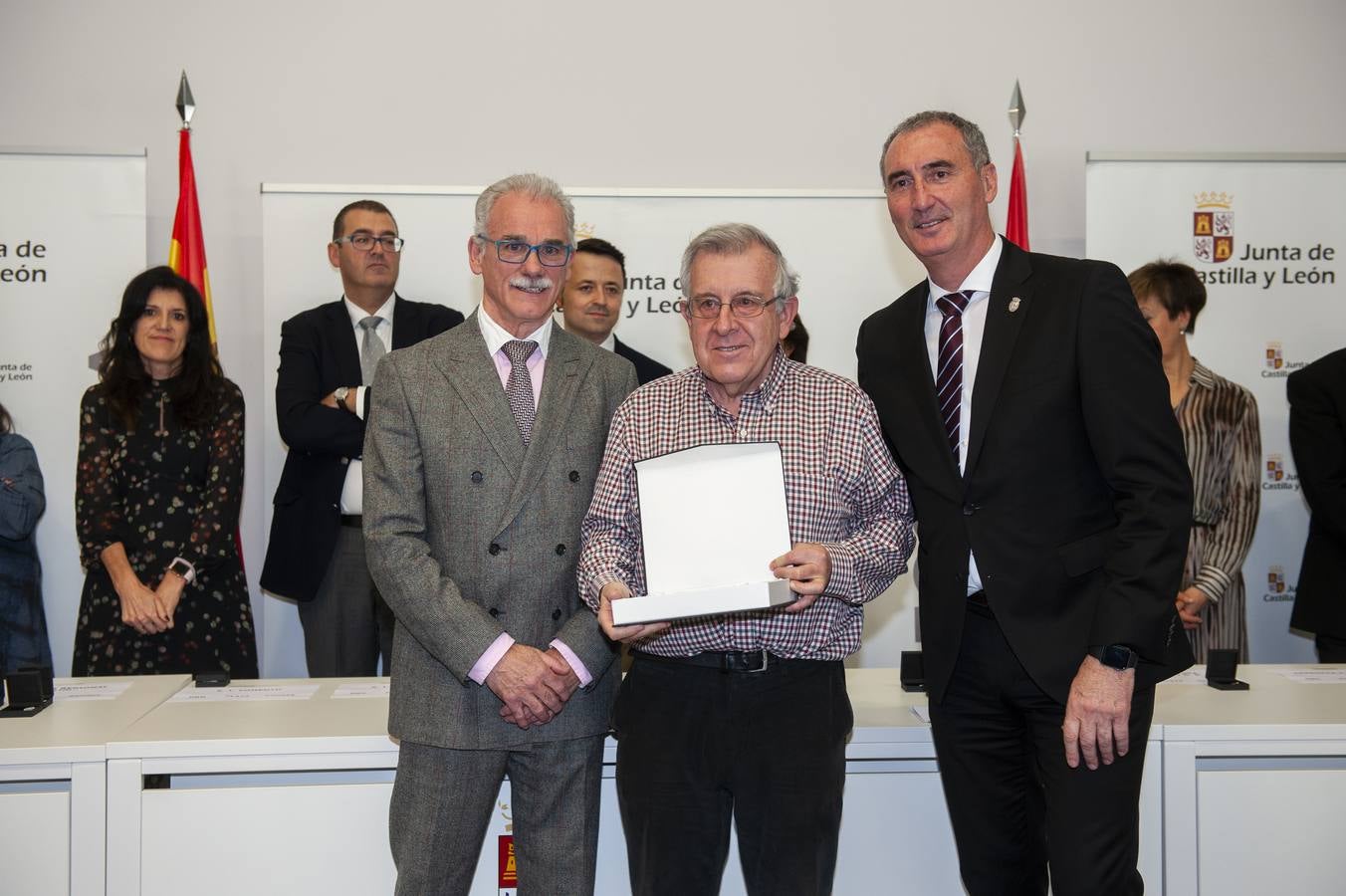 El delegado territorial, José Mazarías, ha trasladado el reconocimiento de la Junta de Castilla y León a 162 funcionarios y laborales que en 2019 culminan su carrera profesional al servicio de los ciudadanos y a los que reciben este año distinciones por años de servicio