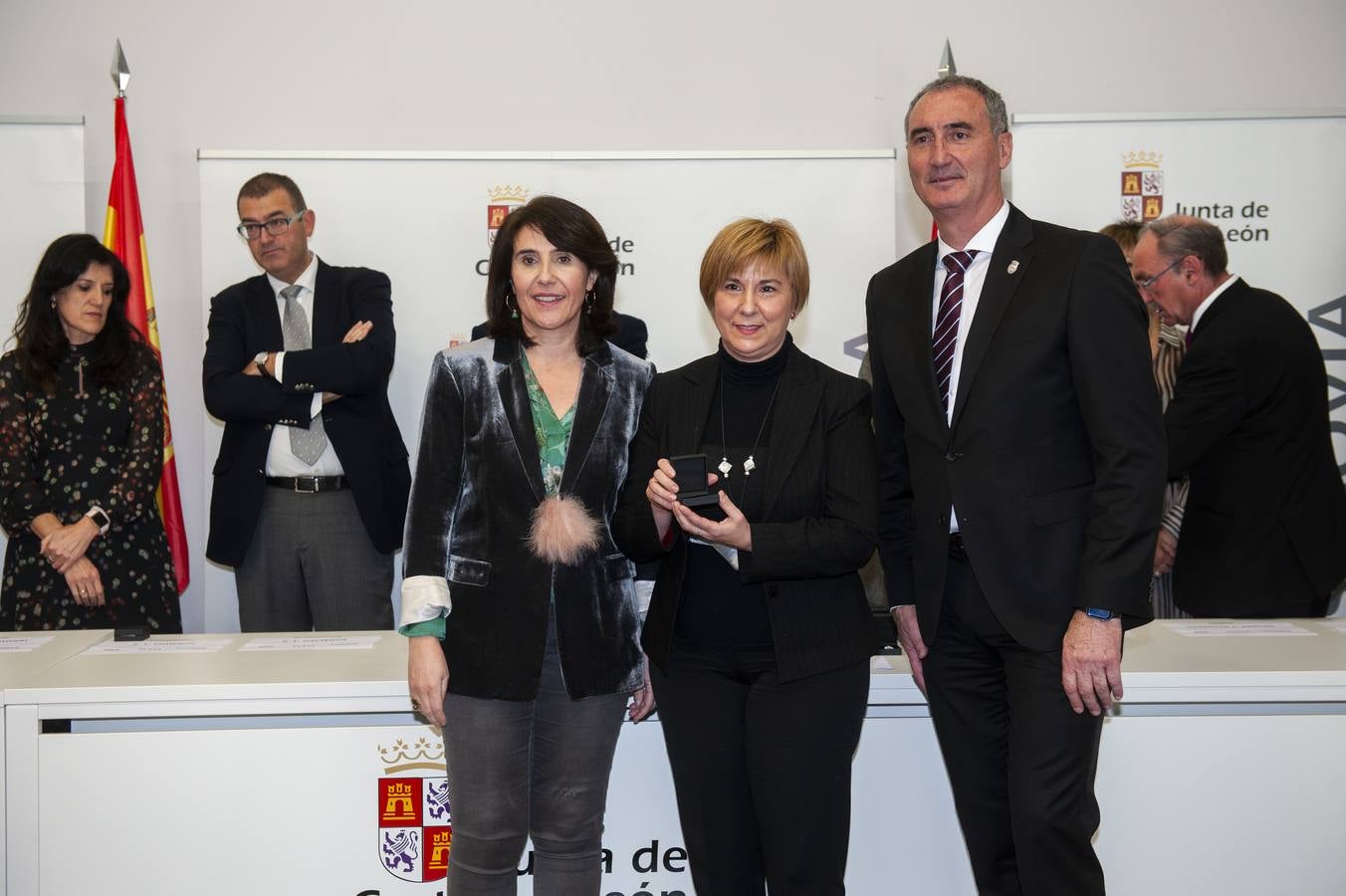 El delegado territorial, José Mazarías, ha trasladado el reconocimiento de la Junta de Castilla y León a 162 funcionarios y laborales que en 2019 culminan su carrera profesional al servicio de los ciudadanos y a los que reciben este año distinciones por años de servicio