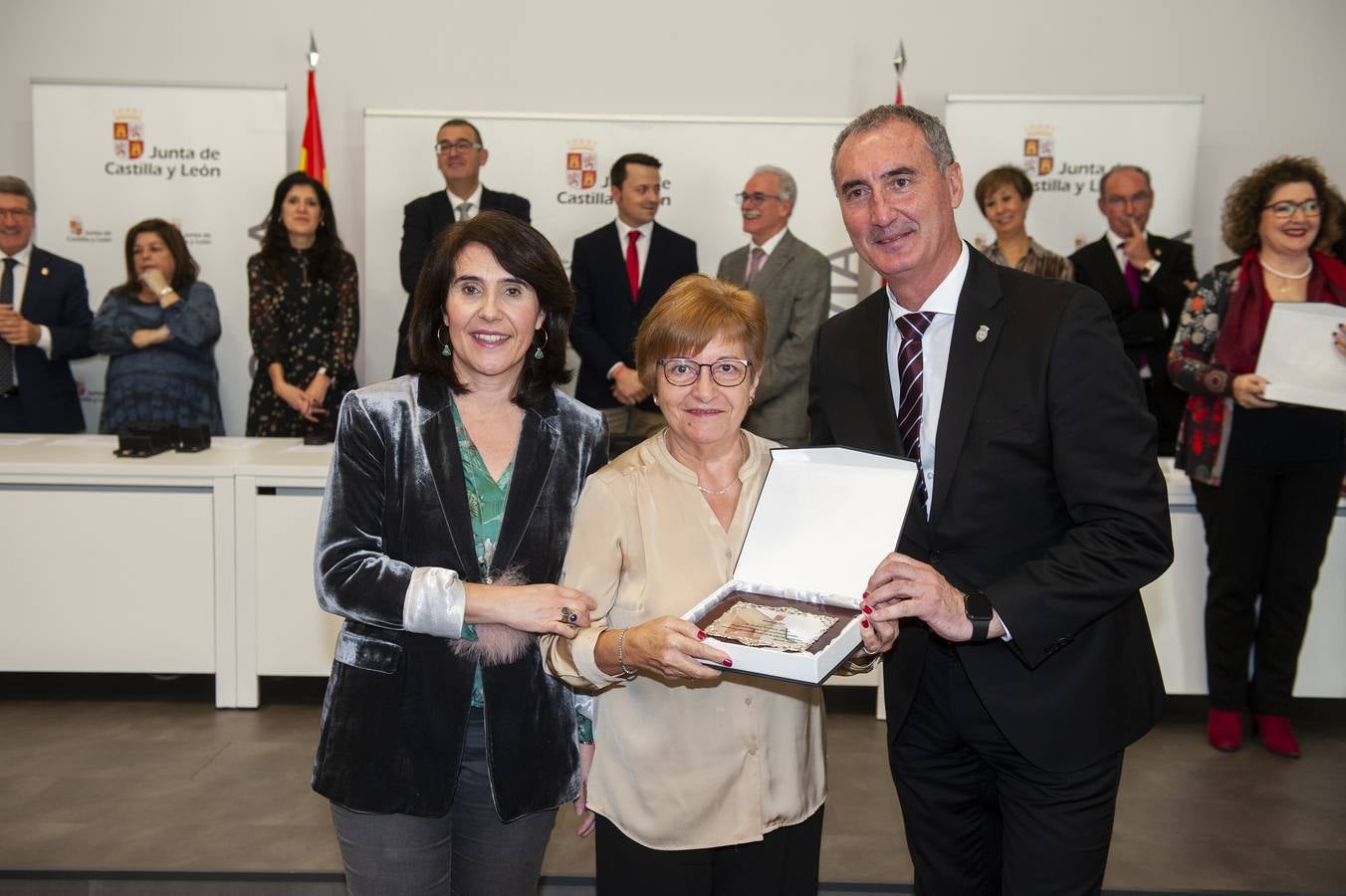 El delegado territorial, José Mazarías, ha trasladado el reconocimiento de la Junta de Castilla y León a 162 funcionarios y laborales que en 2019 culminan su carrera profesional al servicio de los ciudadanos y a los que reciben este año distinciones por años de servicio