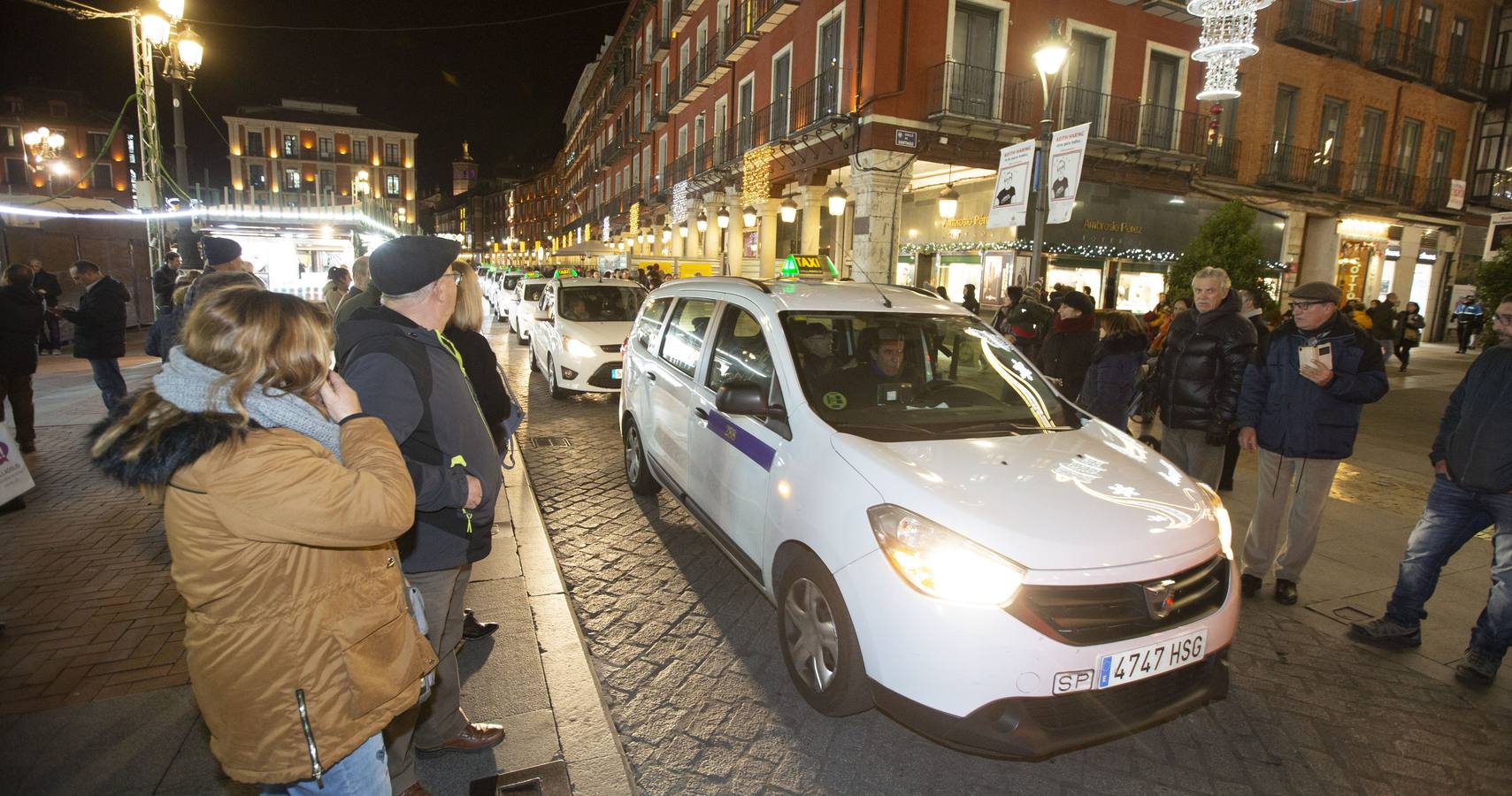 Más de 150 ancianos de una docena de residencias han participado por primera vez en una iniciativa navideña promovida por los taxistas de la ciudad