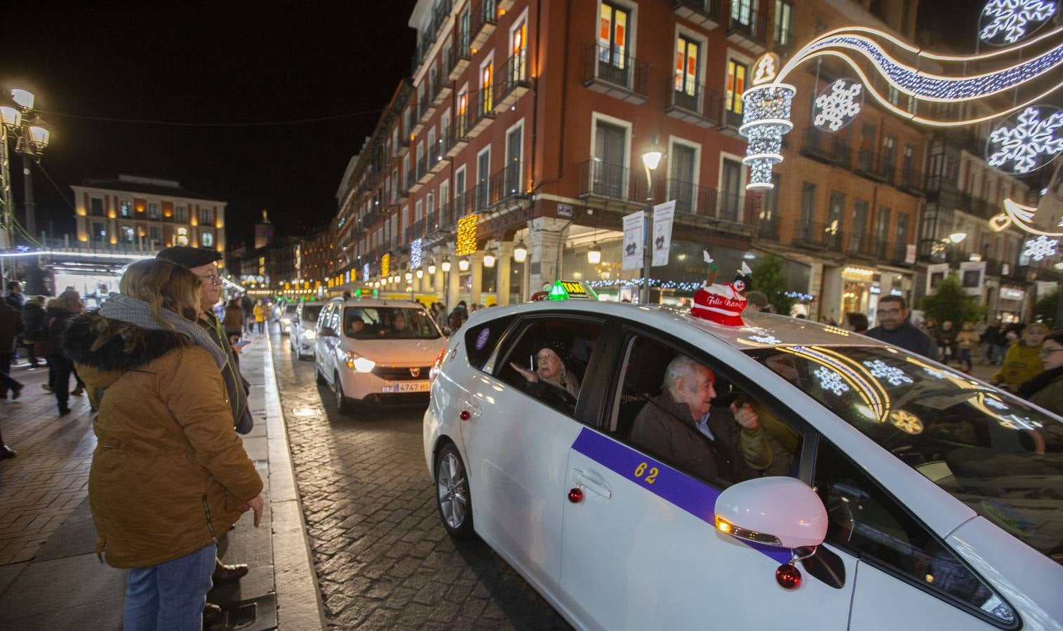 Más de 150 ancianos de una docena de residencias han participado por primera vez en una iniciativa navideña promovida por los taxistas de la ciudad