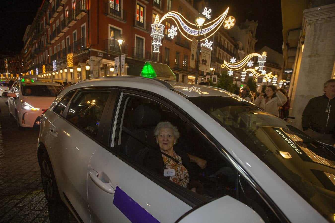 Más de 150 ancianos de una docena de residencias han participado por primera vez en una iniciativa navideña promovida por los taxistas de la ciudad