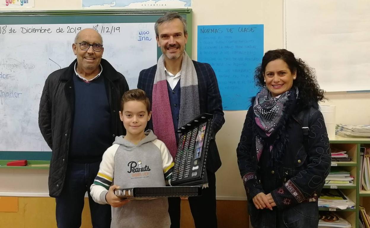 El pequeño Nacho Izurrategui López posa cion la caja de pinturas. 