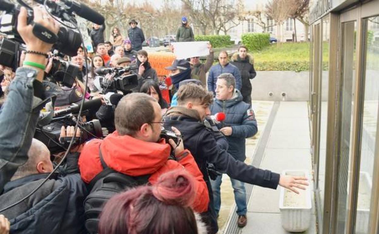 Llegada al tribunal de uno de los condenados en el 'caso Arandina', Carlos Cuadrado 'Lucho'.