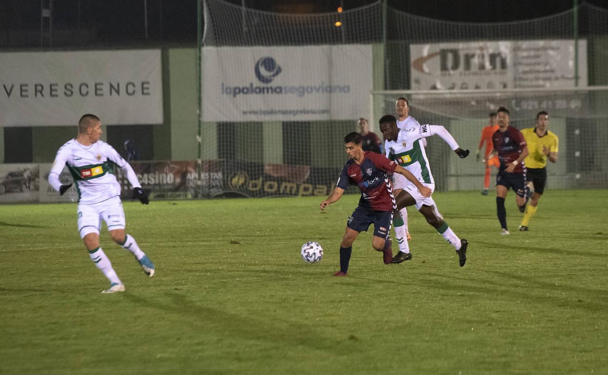 Javi Borrego avanza con el balón en un momento del partido disputado frente al Elche en La Albuera. 