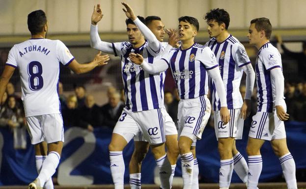 Los jugadores del Real Valladolid celebran el primer tanto del partido, logrado por Enes Ünal.