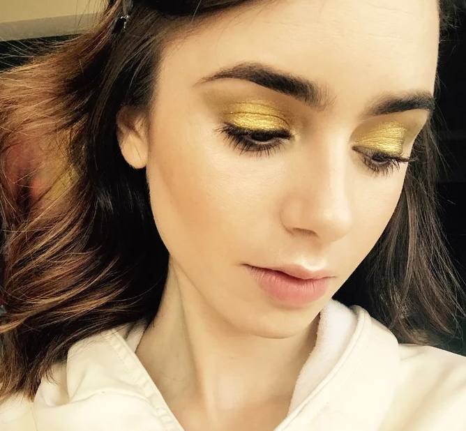 La actriz y modelo Lily Collins marcó tendencia con una sencilla pero llamativa sombra que funde dorado y amarillo, con los labios en 'nude'.