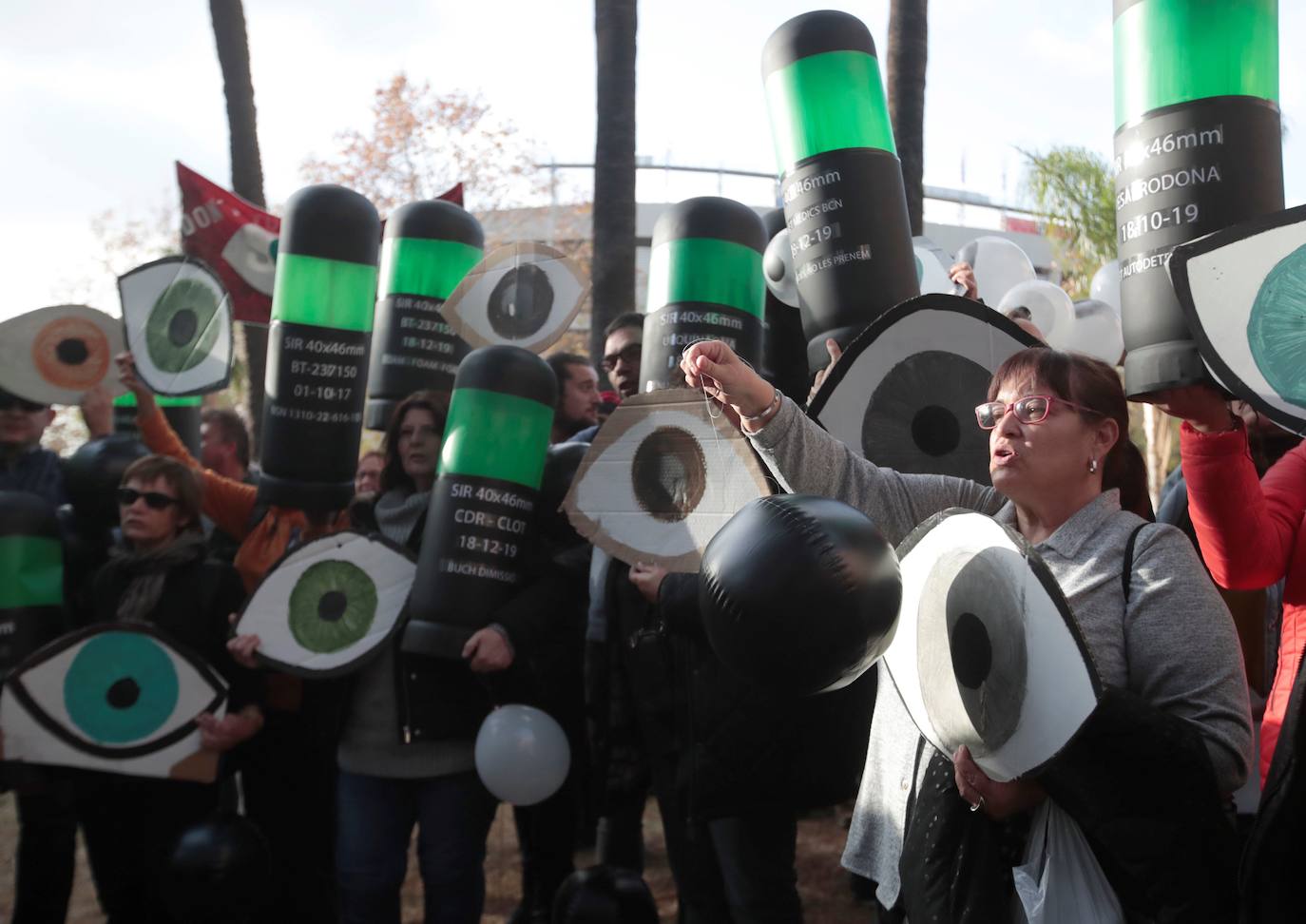 Preparativos con globos negros y simulaciones de proyectiles de foam antes de la protesta