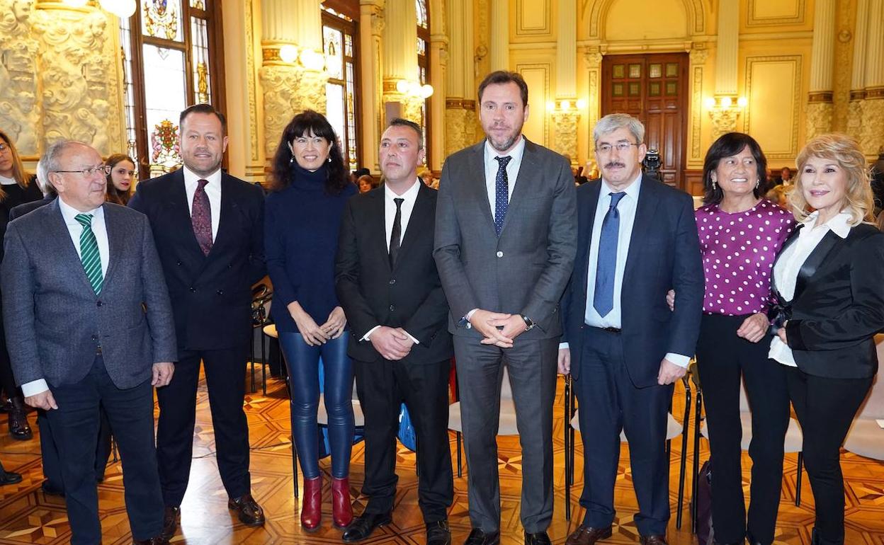 El alcalde Óscar Puente junto con el subdelegado del Gobierno, Emilio Álvarez; el presidente de la Casa de Valladolid en Madrid, Juan José Cantalapiedra; y la concejala de Cultura y Turismo, Ana Redondo posan con los galardonados con los Premios Piñón de Oro de la Casa de Valladolid en Madrid.