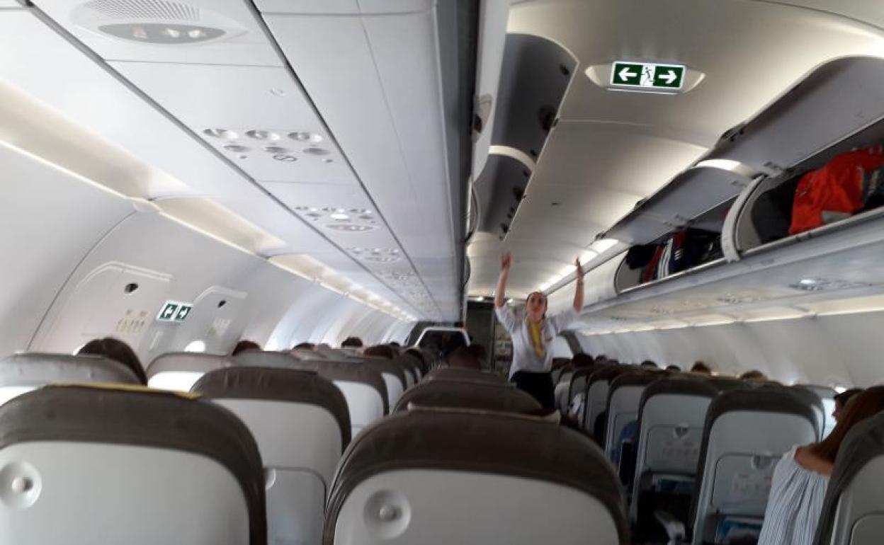 Interior de un avión de Vueling que realiza la ruta entre Valladolid y Barcelona. 