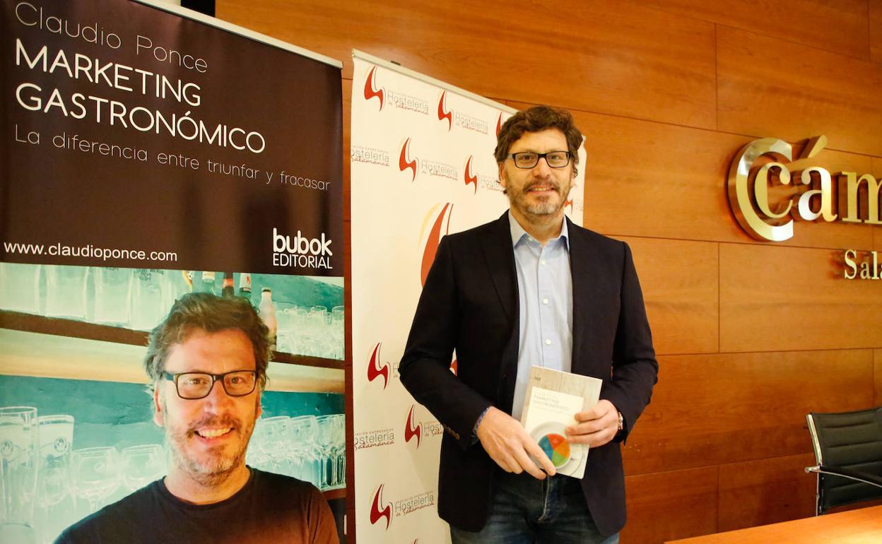 Claudio Ponce posa con su libro 'Marketing Gastronómico' minutos antes de su conferencia.