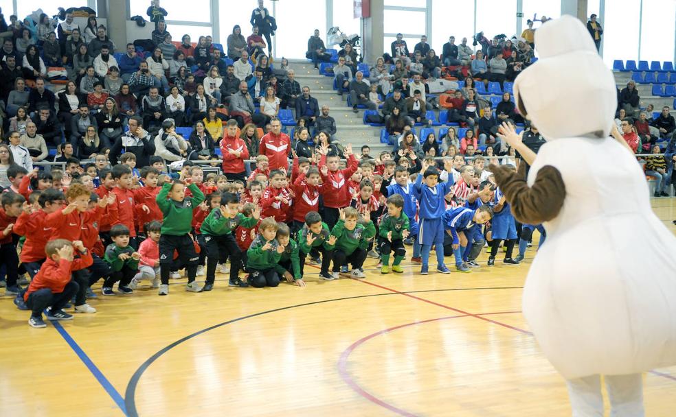 Los jugadores de iniciación, pertenecientes a las escuelas de UEFVAL, bailan al son que les marcan Momo, Olaf y Mickey Mouse. :: reportaje fotográfico de ricardo otazo