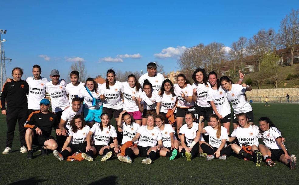 El CD Parquesol, celebrando sobre el campo su ascenso a la recién creada Reto Iberdrola, nueva segunda categoría del fútbol nacional.