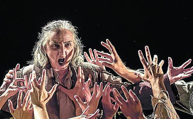 Carmen Gallardo –Lear–, atenazada por sus súbditos.