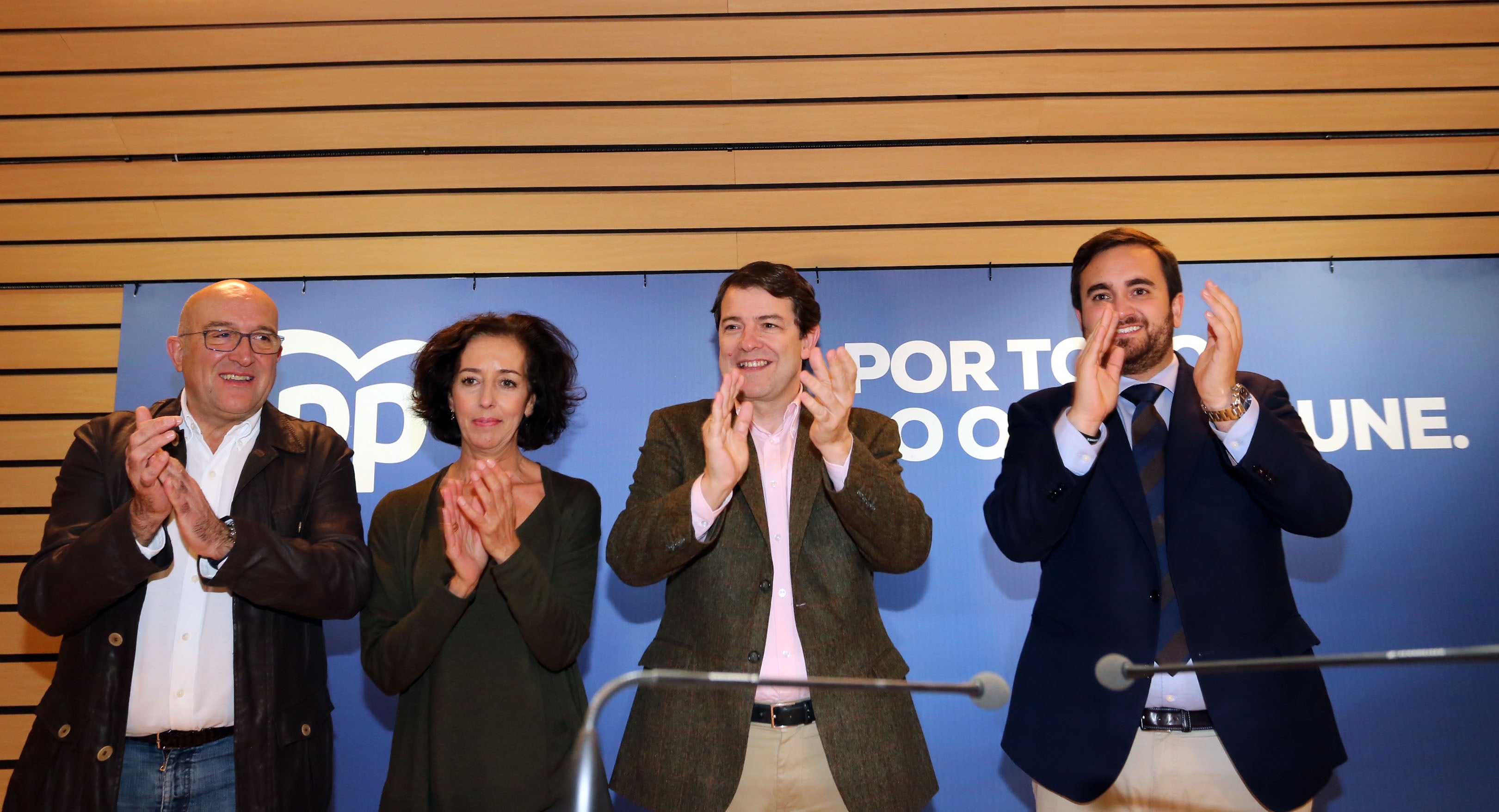 El consejero Jesús Julio Carnero y la senadora Mercedes Cantalapiedra.