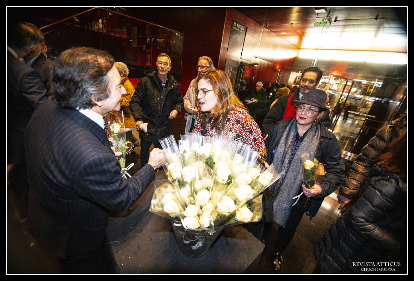 La soprano vasca Ainhoa Arteta hizo el jueves un paréntesis en la gira mundial de presentación de 'La otra orilla', su último álbum de estudio, para ofrecer en el Teatro Zorrilla de Valladolid un concierto extraordinario con el título 'Cantares viajeros', con motivo del décimo aniversario de la reapertura del coliseo. Con las entradas agotadas prácticamente desde que se pusieron a la venta, Arteta compareció en el escenario acompañada únicamente por Javier Carmena al piano