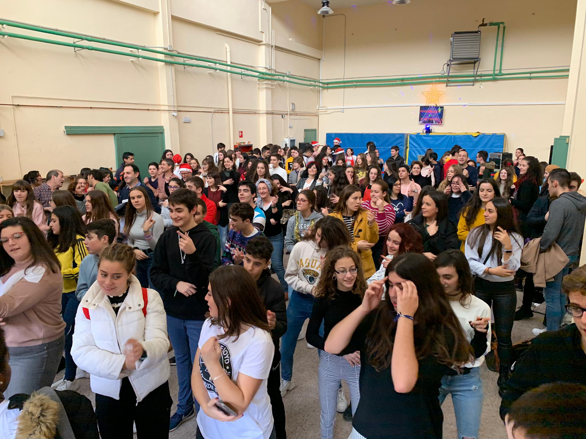 Más de 500 personas se dieron cita en el gimnasio del centro educativo, y lograron recaudar 1.450 euros que irán destinados a las ONG Educa Tanzania y Asalvo