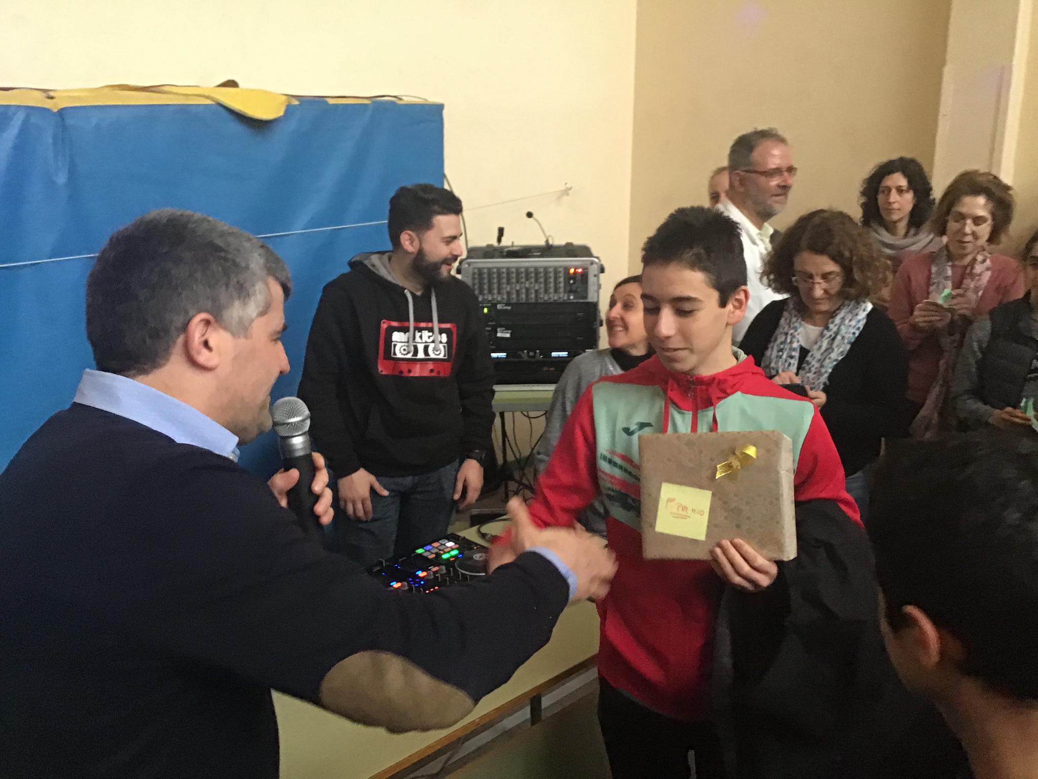 Más de 500 personas se dieron cita en el gimnasio del centro educativo, y lograron recaudar 1.450 euros que irán destinados a las ONG Educa Tanzania y Asalvo